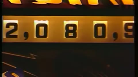 Source frame at 20.500s. Striped set, performers, pinball hardware and digits.